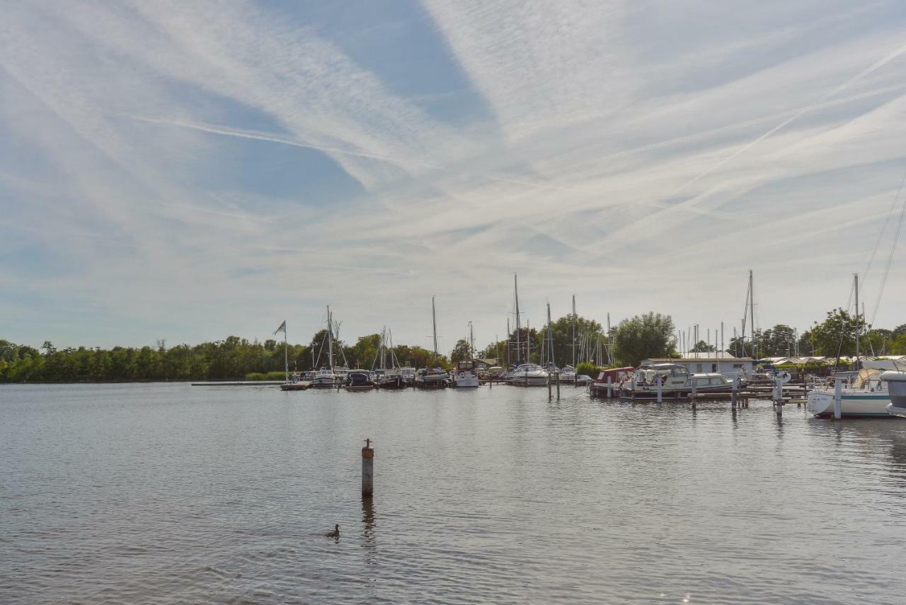 Bright And Comfortable Houseboat Aalsmeer Esterno foto
